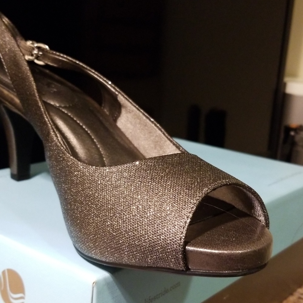 Size 10 life stride soft silver glitter heels NEW